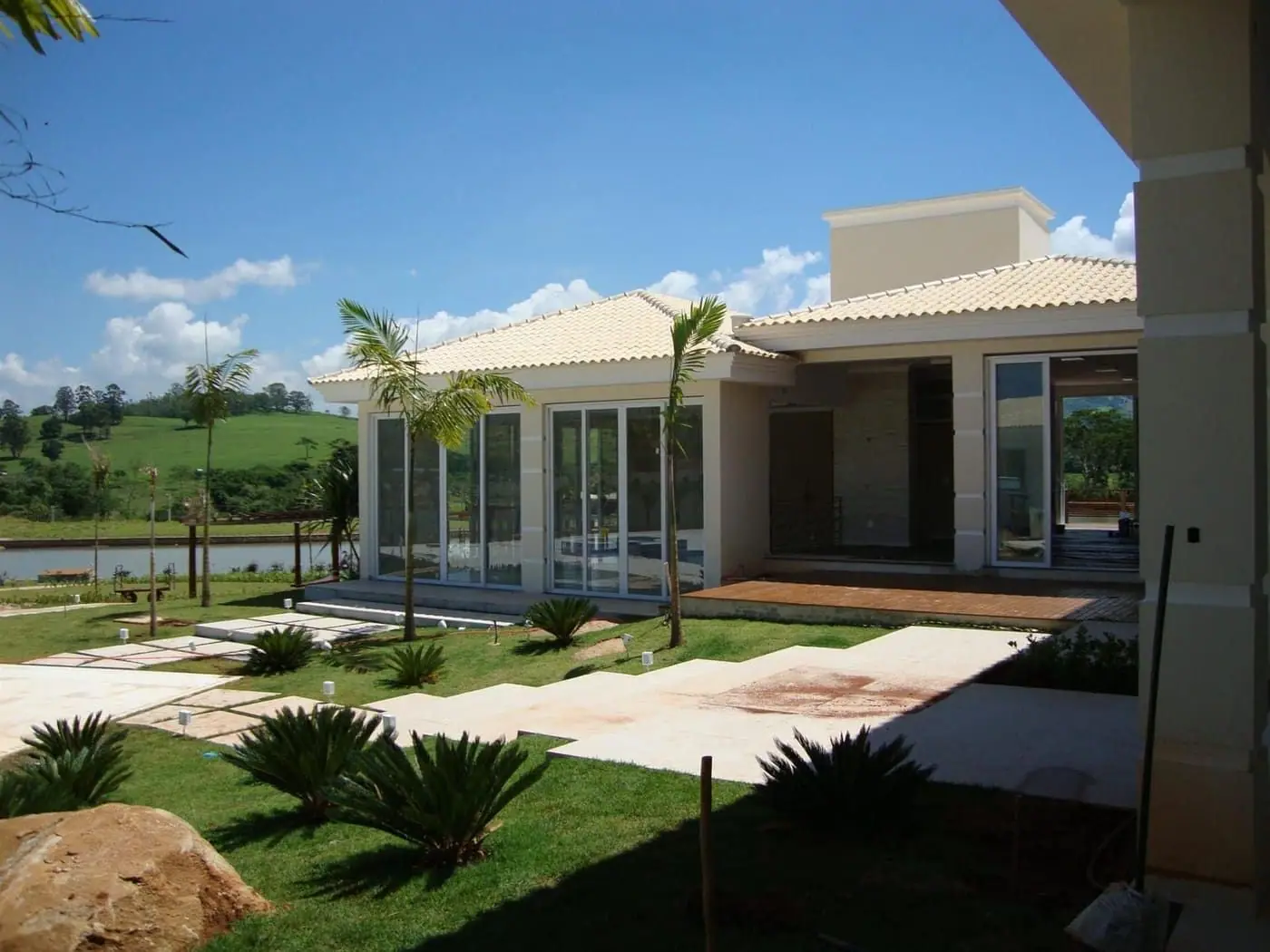 Casa de campo com grandes vãos envidraçados voltados ao lago