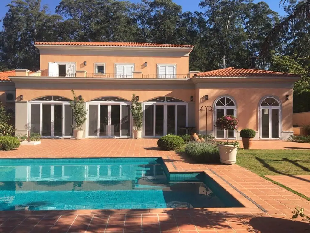 Residência mediterrânea com janelas arqueadas em PVC