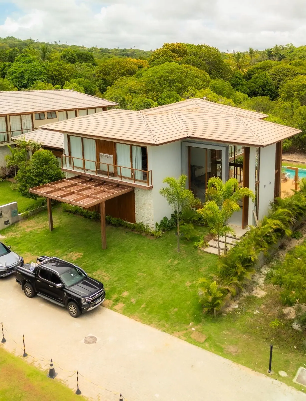Vista aérea de residência de alto padrão com esquadrias integradas à paisagem
